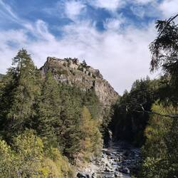 Am Felsen ChateauQueyras fliesst der Guil vorbei.