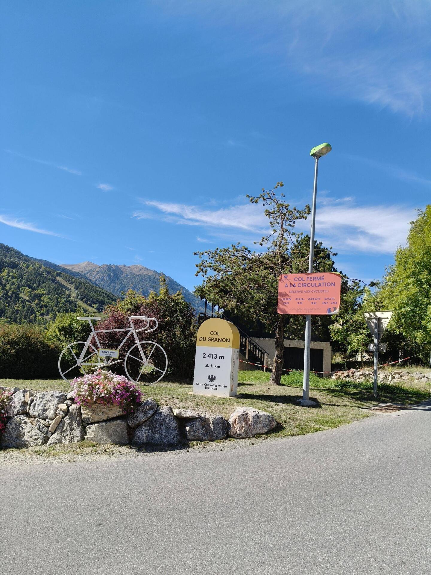 Aufstieg im Dorf, auch die Radtour de France war schön öfter hier