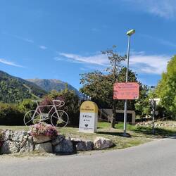 Aufstieg im Dorf, auch die Radtour de France war schön öfter hier