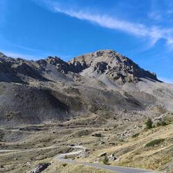 hier geht auch eine Schotterstrasse ab nach Italien