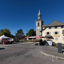 Gemüsemarkt am So-morgen auf dem Dorfplatz in Saint-Paul-en-Chablais