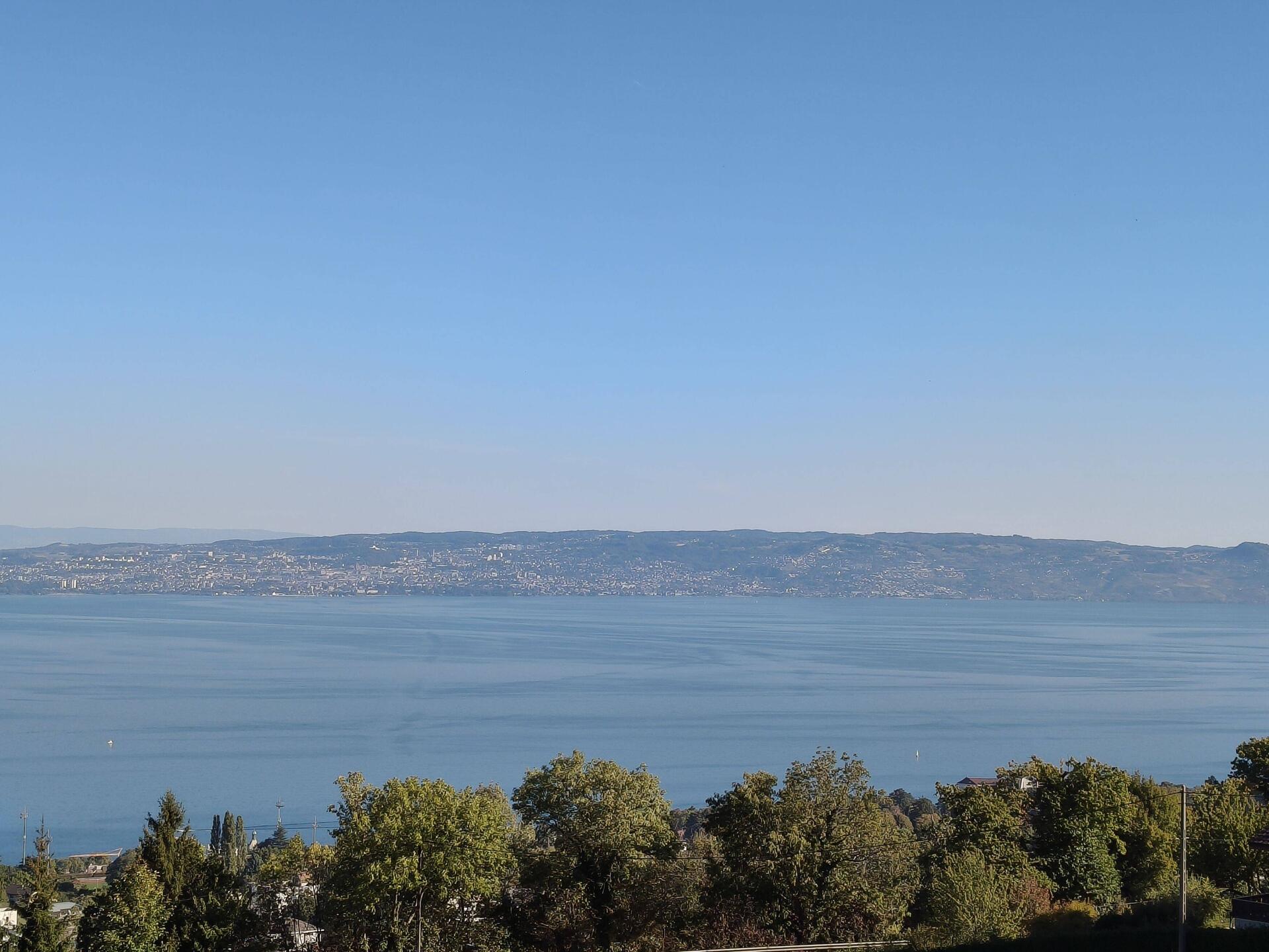 Blick über den Lac Léman nach Lausanne