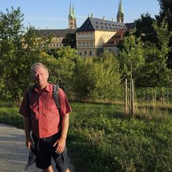 In der Abendsonne durch Streuobstwiesen runter zur Altstadt, den Dom wieder im Blick.