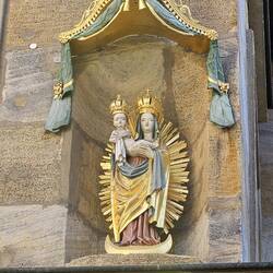 Aus allen Ecken und Winkeln schauen Madonnenstatuen auf uns herab -