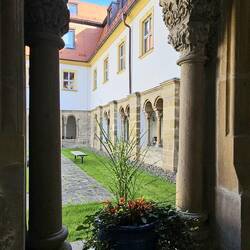 Drinnen ein romanischer Kreuzgang