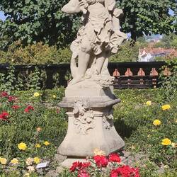 Rokoko-Figürchen im Rosengarten