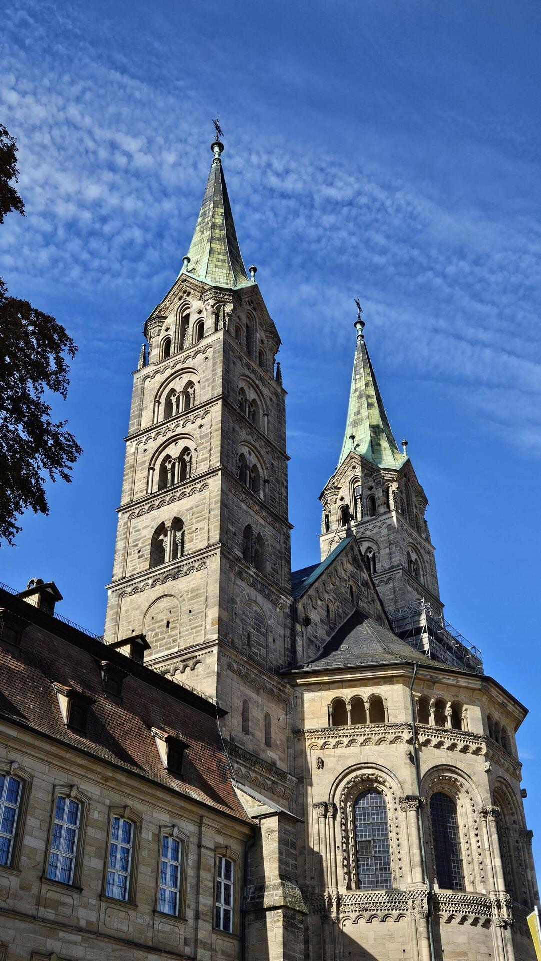 Die beiden dem Domplatz zugewandten nordöstlichen Türme und die beiden...