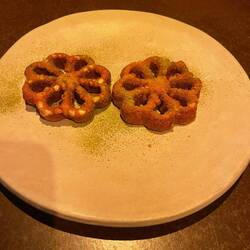 Caramelized onion and cheese cookie