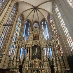 Einer der größten und prächtigsten barocken Hochältare Thüringens und prächtige Buntglasfenster