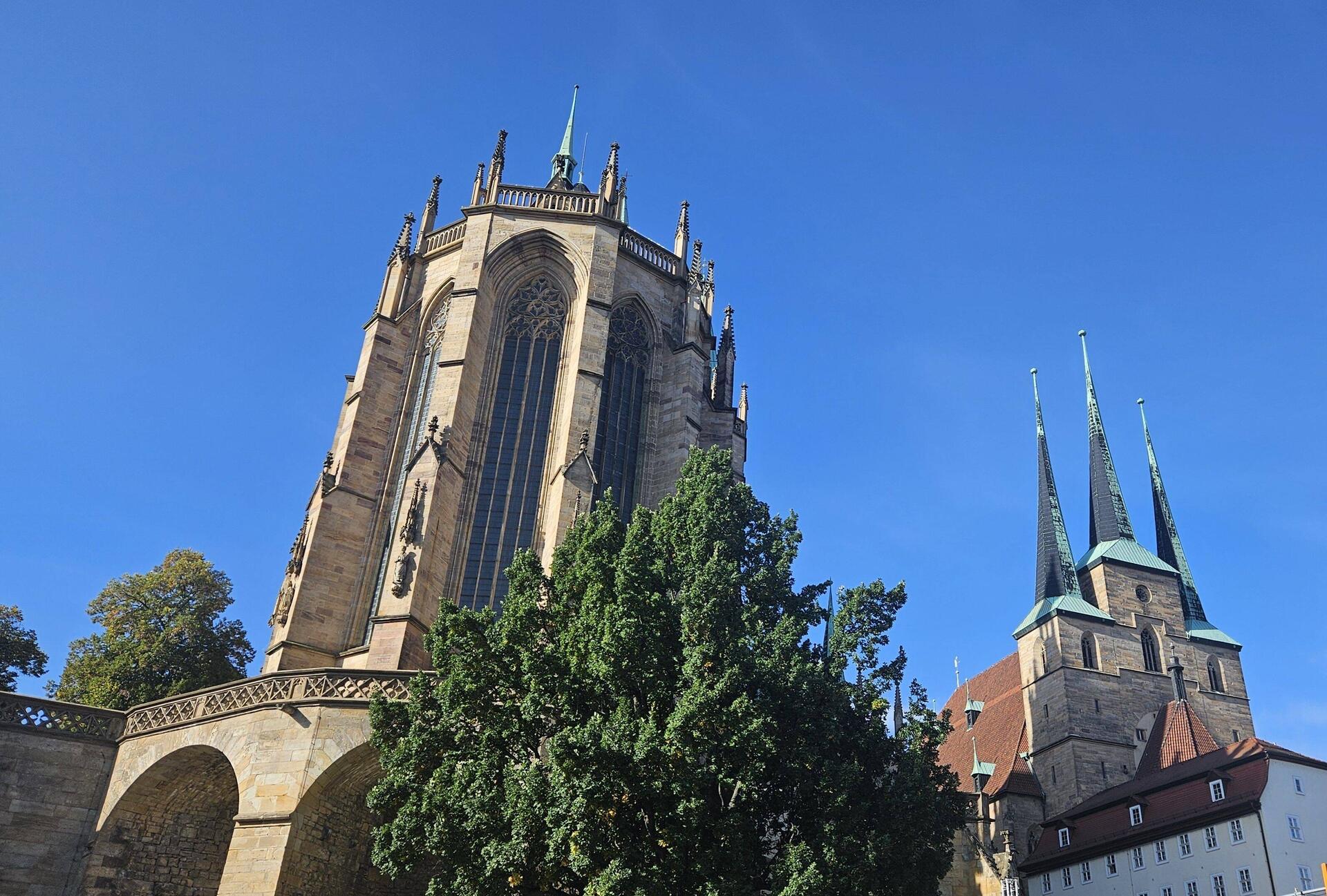 Dom St. Marien (links) und St.-Severi-Kirche (rechts)