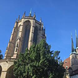 Dom St. Marien (links) und St.-Severi-Kirche (rechts)
