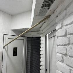 Geniale georgische Konstruktion zum Offenhalten der Toilettentür