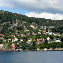 Scenery on our way to the Jekteviksterminalen — Bergen, Norway.