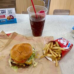 Als Abschluss von meinem Aufenthalt in Amerika, habe ich zum zweiten Mal bei WENDY'S gegessen. 🫣