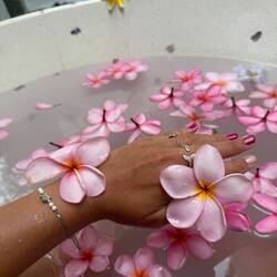 Girl-Spa mit Frangipani-Blüten