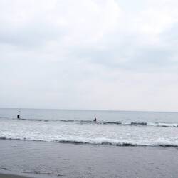 die Fischer stehen im Wasser. Als Boie dient ein ein Reifen mit Styropor.