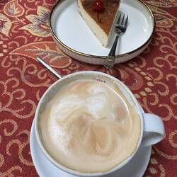 Cappuccino und Käsekuchen