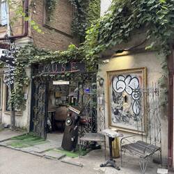 Erst mal haben wir uns von der Muse küssen lassen, so hieß das Café