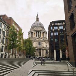 Die St. Paul's Cathedral kommend von der Millennium Bridge.