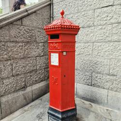 Rote Briefkästen auch ein Klassiker.
