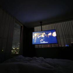 Im Hotel angekommen, muss Harry Potter angemacht werden. Tolles Hotelzimmer mit Balkon.