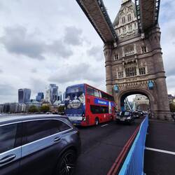 Tolles Fotomodel: Roter Bus mit Skyline und Tower Bridge.