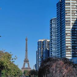 Le Tour Eiffel pops up again