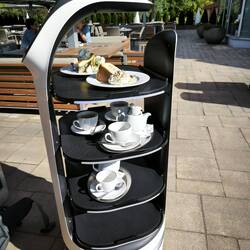 Bedienroboter im Café Moness