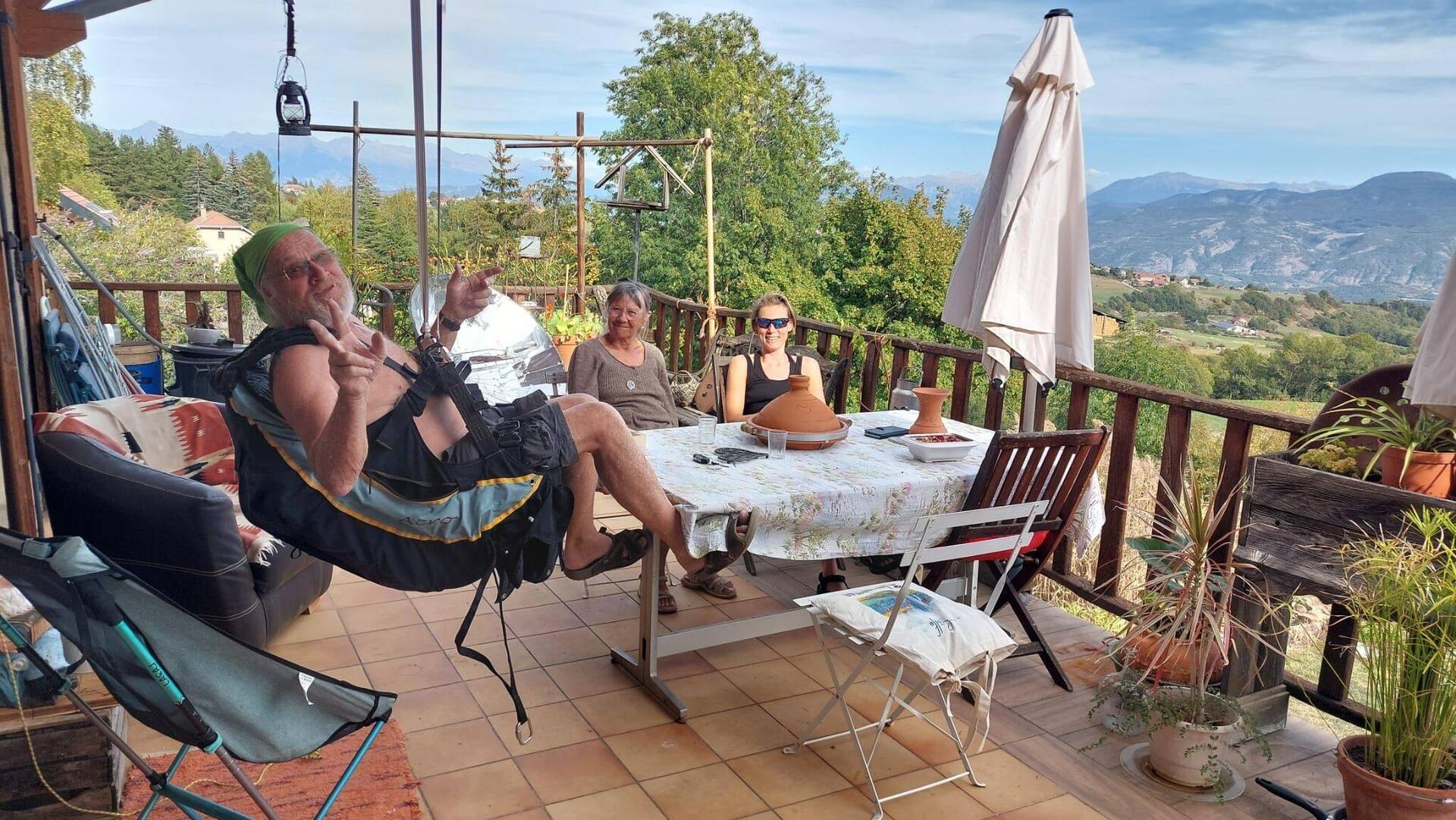 På terrassen hos Pierre og Francoise