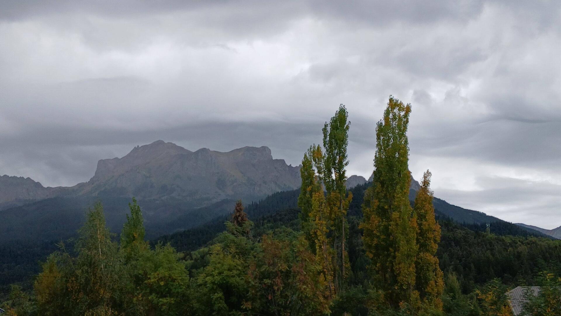Første glimt af Mercantours bjerge i år - udenfor Barcelonette