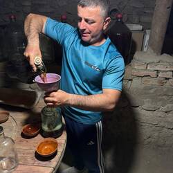 Der Wein wird schon mal abgefüllt. Die Gläser werden übrigens auf ex getrunken