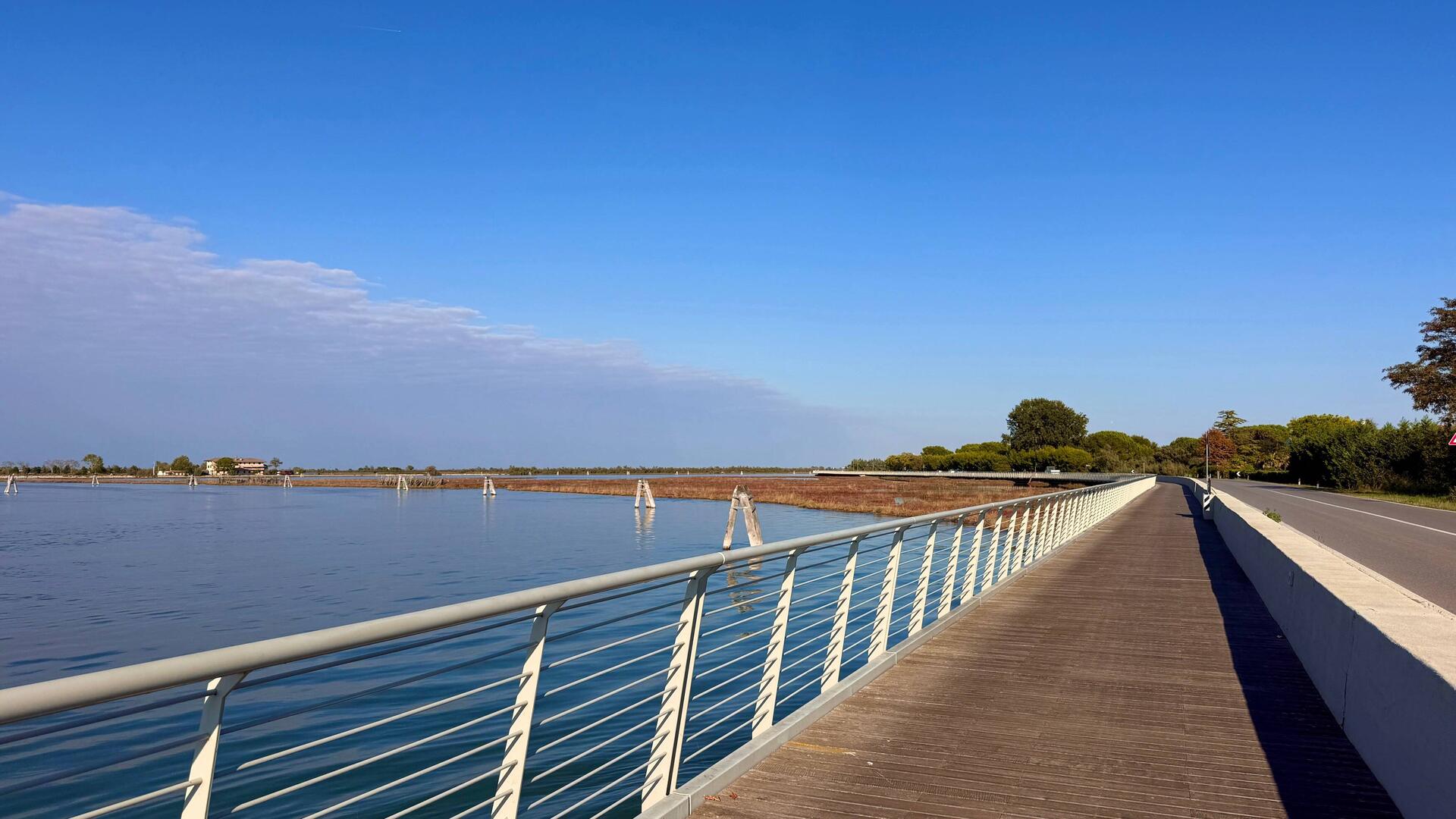 Gut ausgebauter Radweg entlang der Lagune