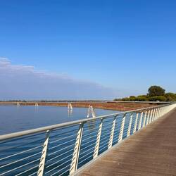 Gut ausgebauter Radweg entlang der Lagune