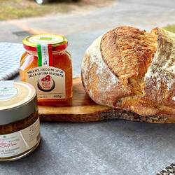 Das frisch gebackene Brot mit Mehl vom eigenen Hof in der Lagune ist ein Gaumenschmaus.