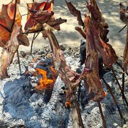 Fleisch gart über dem Feuer.