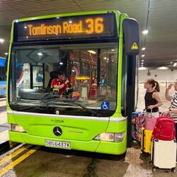 Mit diesem Bus fuhr ich zu meiner kleinen Wohnung.