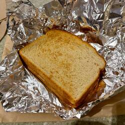 Die Flughafenpreise sind eine Frechheit. Für diesen Toast mit etwas Käse musste ich $ 17.- bezahlen.