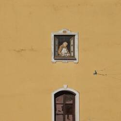 Der Müller schaut aus dem Fenster.