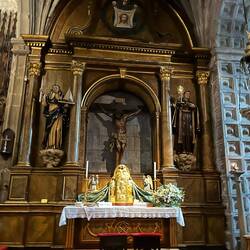 Side chapel of the Crucifixion, set aside for prayer