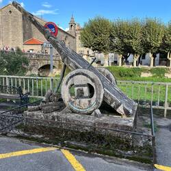 This sculpture commemorates Padrón's role as a supplier of firewood, brought to boats on carts