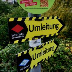 Vorbildliche Ausschilderung von Wanderwegumleitungen
