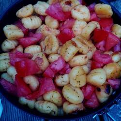 ...mit Tomaten und Feta
