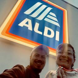 Der Supermarkt Aldi darf natürlich nicht fehlen.