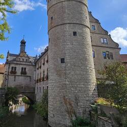 ...und einer alten Stadtmauer mit Befestigungstürmen.