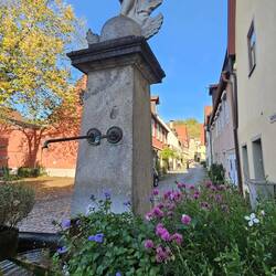Viele Künstler haben sich mit Galerien und Ateliers zwischen den Winzerhöfen niedergelassen ...