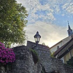 Die romantische Altstadt wird von einer fast vollständig erhaltenen Stadtmauer...