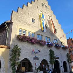 Gegenüber das Renaissance-Rathaus von 1558 mit typischem Treppengiebel