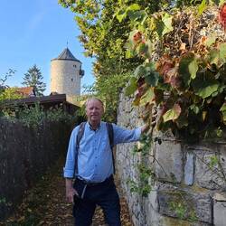 Obwohl nur 2000 Seelen groß, umgibt eine doppelte Stadtmauer das Dorf...