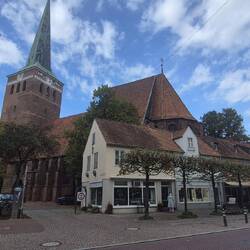 Uelzen, ganz nett. Den Hundertwasser Bahnhof muss man sich denken