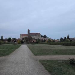 Da brauchst du einen Sitzmäher ... der Garten des Schlosses